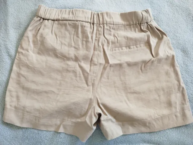 Shorts de mujer beige con cinturón