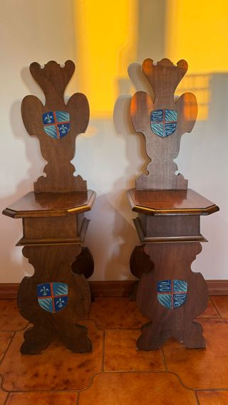 Coppia sedie stile medievale con stemma