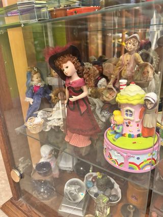 Vitrina de cristal con figuras