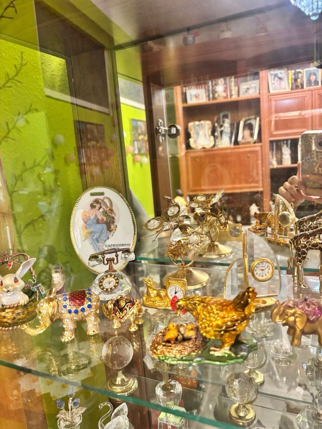 Vitrina de cristal con figuras
