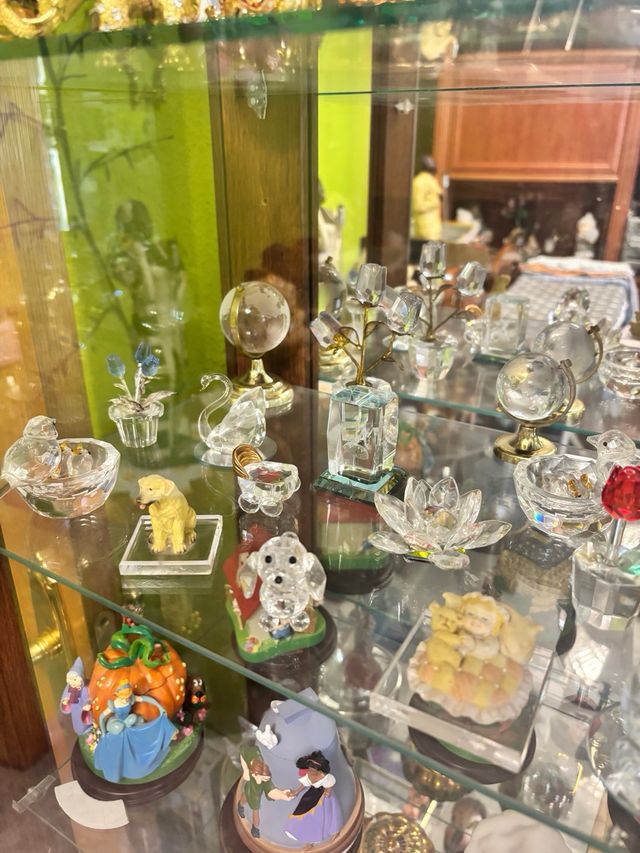 Vitrina de cristal con figuras