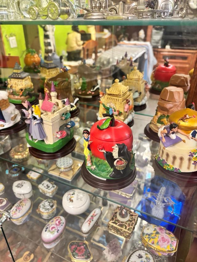 Vitrina de cristal con figuras