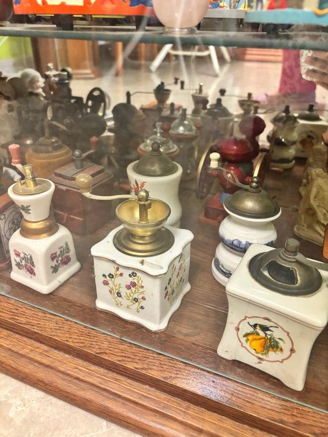 Vitrina de cristal con figuras