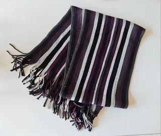 Bufanda de rayas grises y moradas