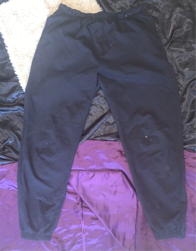 Pantalones deportivos negros con cordón