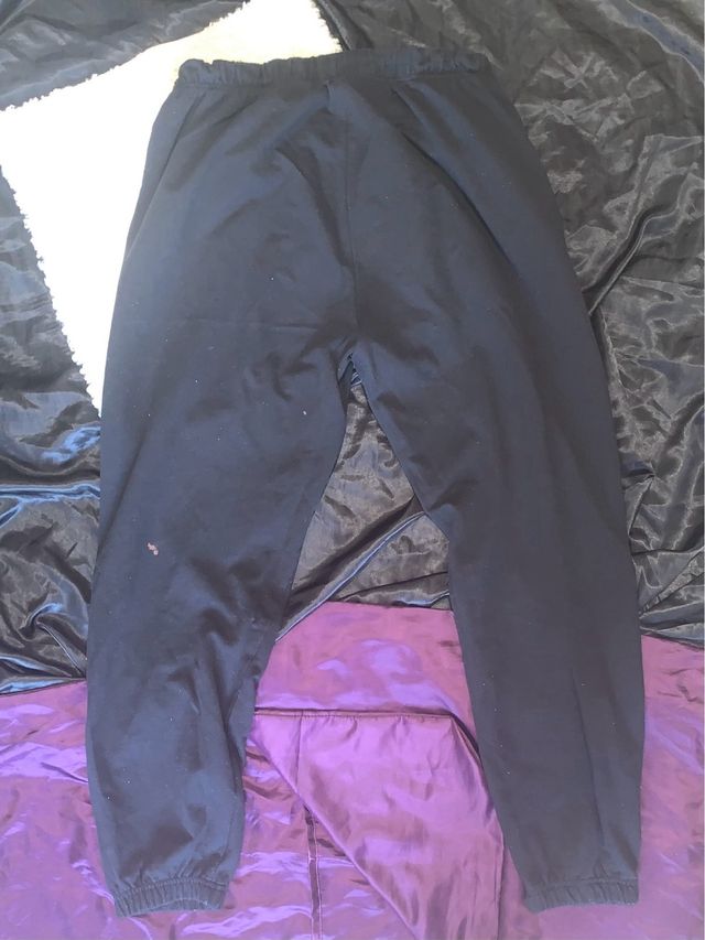 Pantalones deportivos negros con cordón