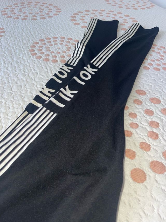 Leggings neri TikTok con strisce bianche