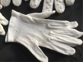 Guantes blancos de tela y crochet