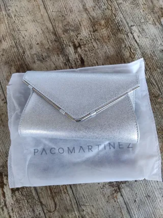 Bolso de mano tipo sobre plateado Paco Martínez