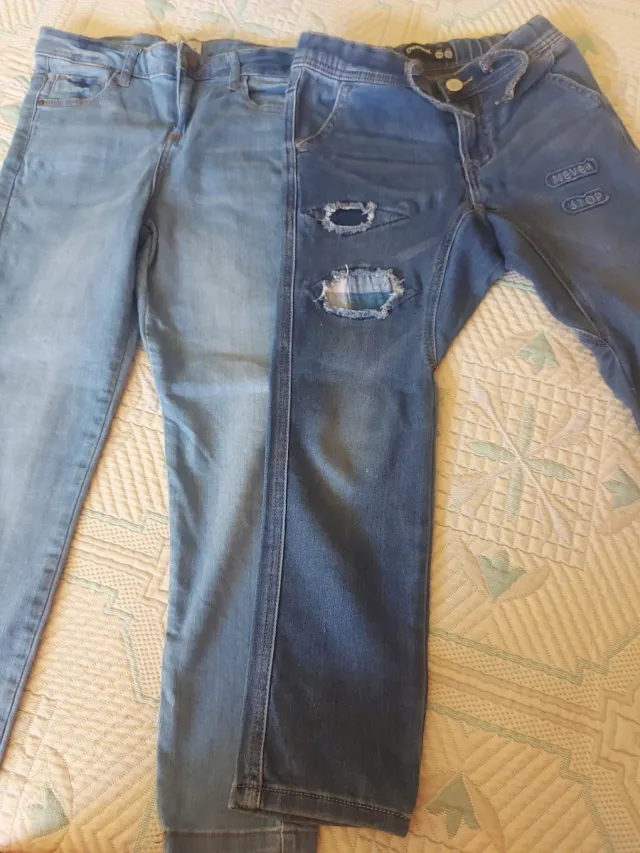 Lote 2 vaqueros niña Talla 7, 1 es de Desigual