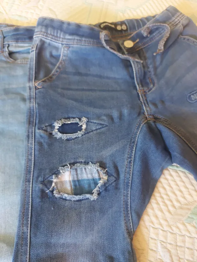 Lote 2 vaqueros niña Talla 7, 1 es de Desigual