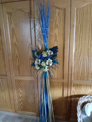 Decoración floral seca azul y beige