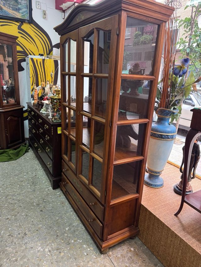 Vitrina de madera con puertas de cristal