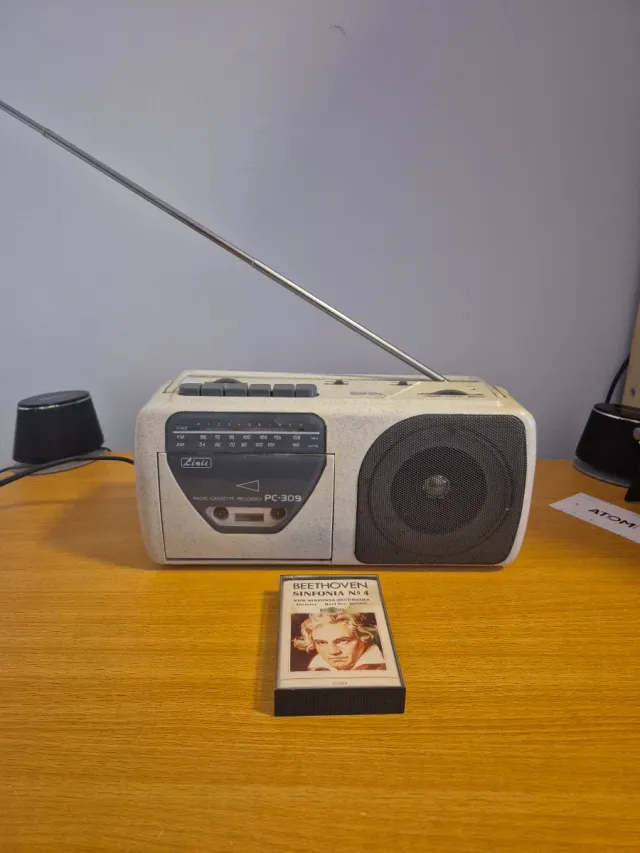 Radio Casete Portátil Beige y Gris