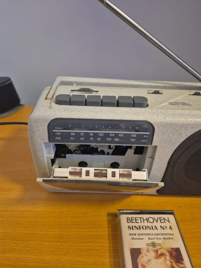 Radio Casete Portátil Beige y Gris