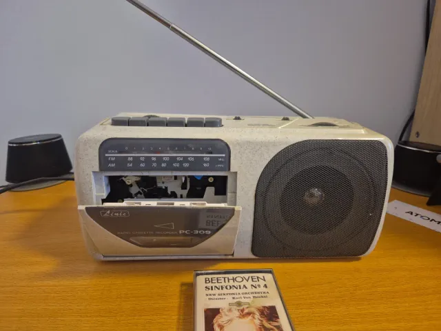 Radio Casete Portátil Beige y Gris