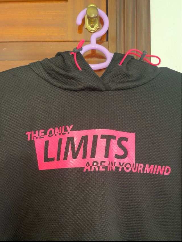 Felpa nera con messaggio rosa