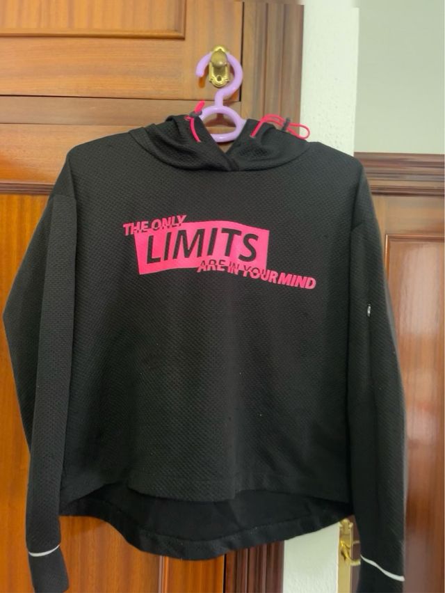 Felpa nera con messaggio rosa