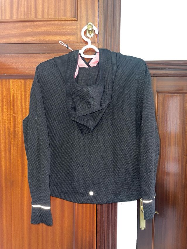 Felpa nera con messaggio rosa