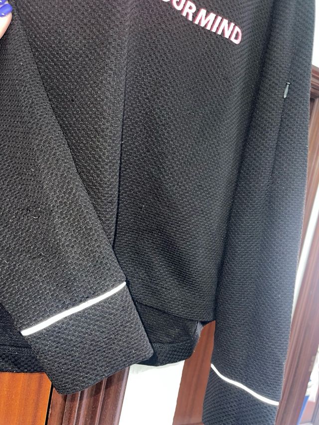 Felpa nera con messaggio rosa