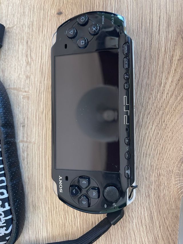 PSP Slim Black + 10 giochi UMD + accessori