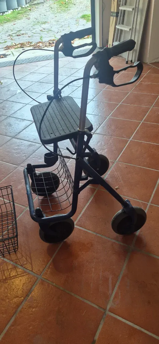 Deambulatore con freno e seduta