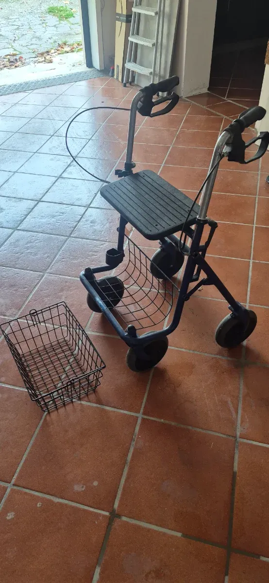 Deambulatore con freno e seduta