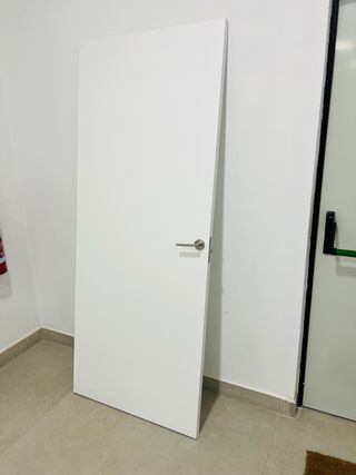 Puerta blanca sin marco