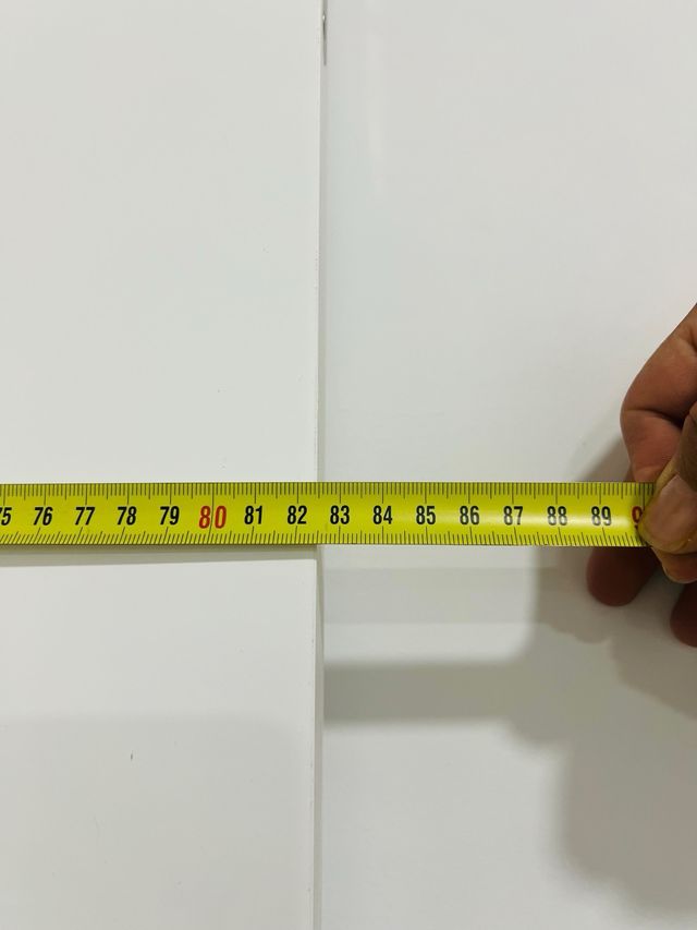 Puerta blanca sin marco