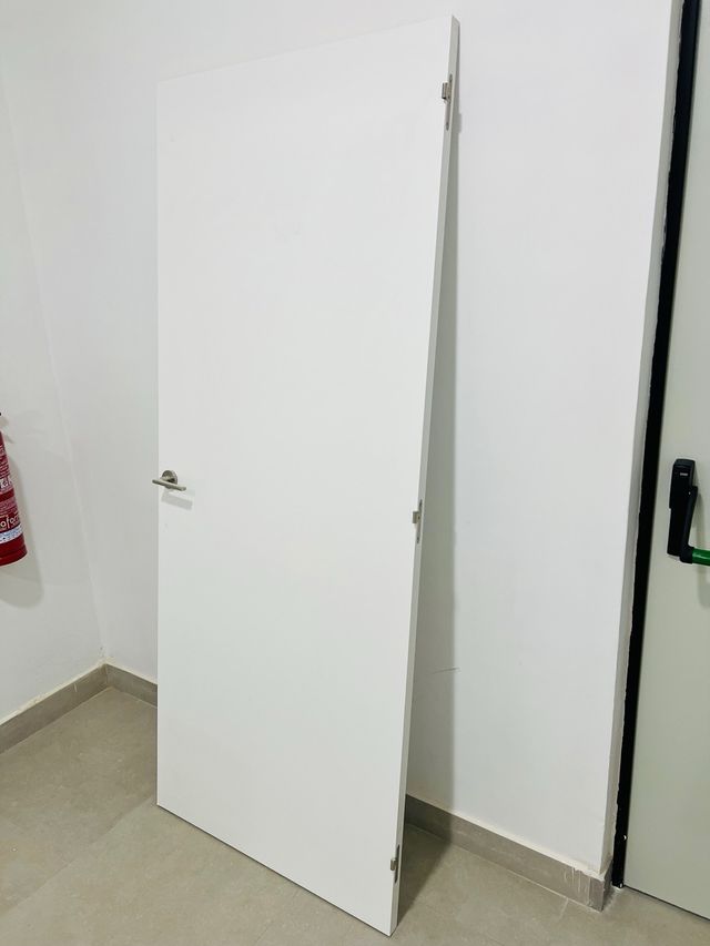 Puerta blanca sin marco