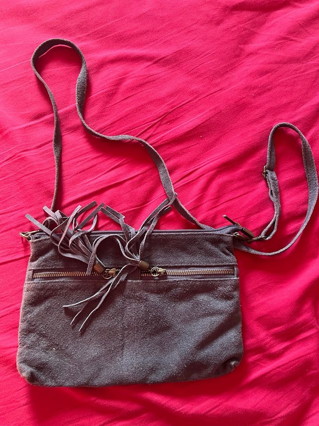 Bolso de cuero gris con flecos
