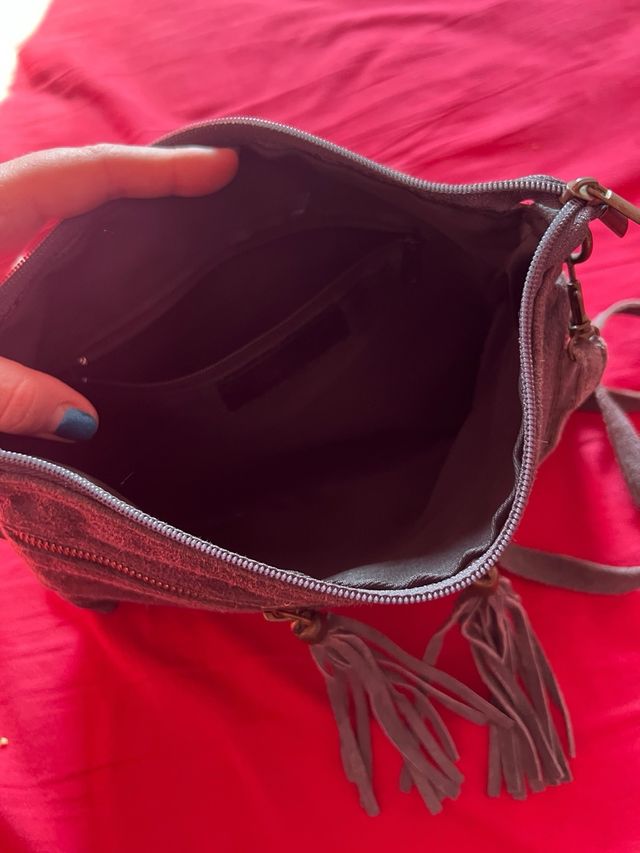 Bolso de cuero gris con flecos