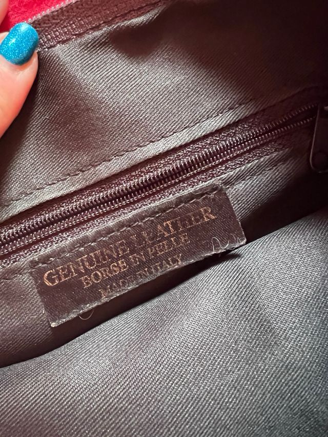 Bolso de cuero gris con flecos