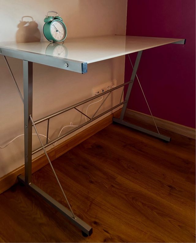 Mesa de cristal y metal