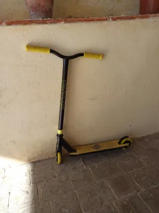 Patinete Freestyle Negro y Amarillo