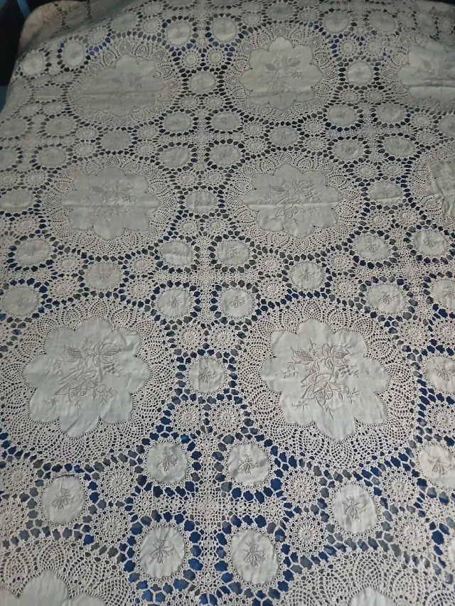 Cubrecama de ganchillo beige