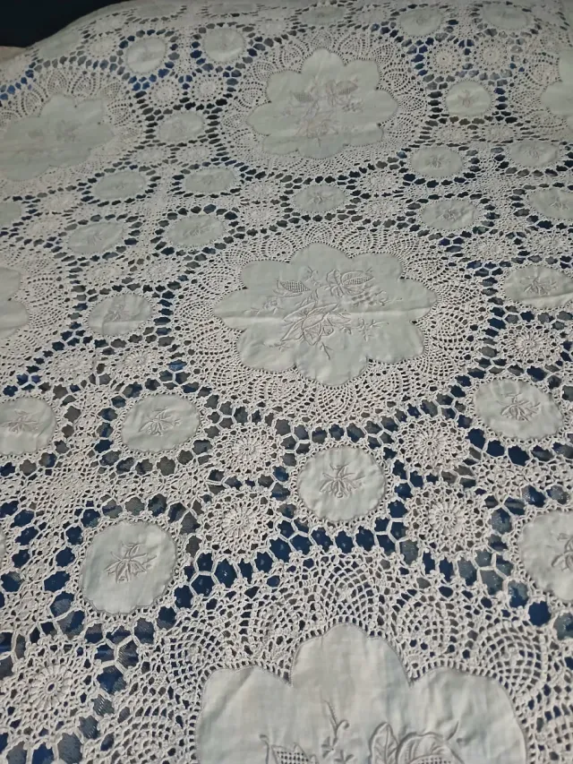 Cubrecama de ganchillo beige