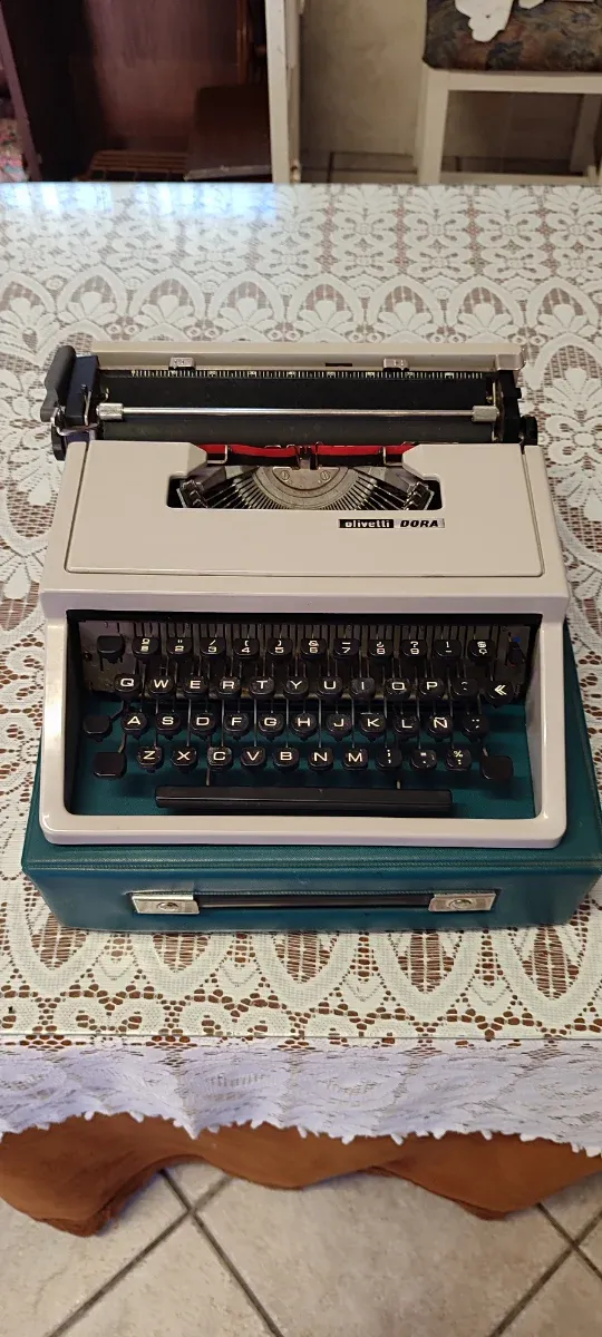 Máquina de escribir Olivetti Dora