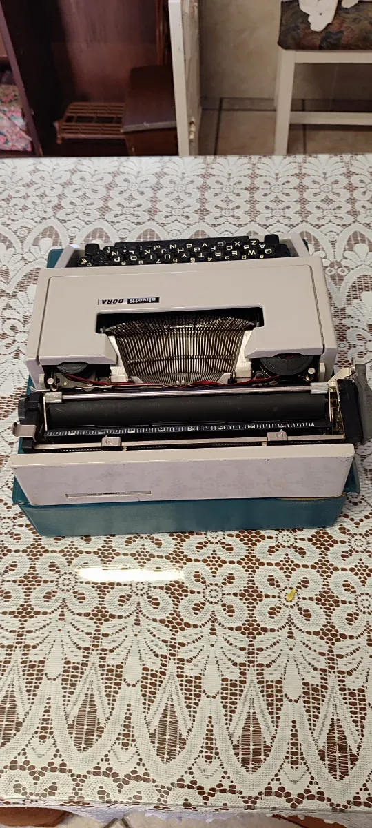 Máquina de escribir Olivetti Dora