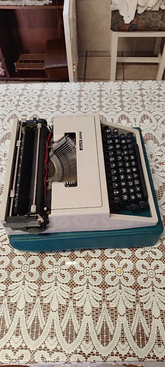 Máquina de escribir Olivetti Dora