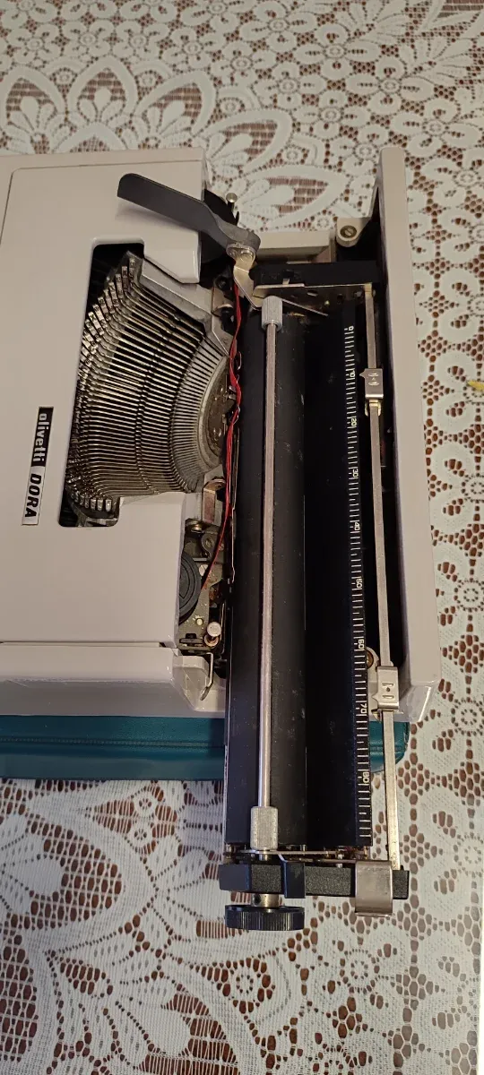 Máquina de escribir Olivetti Dora