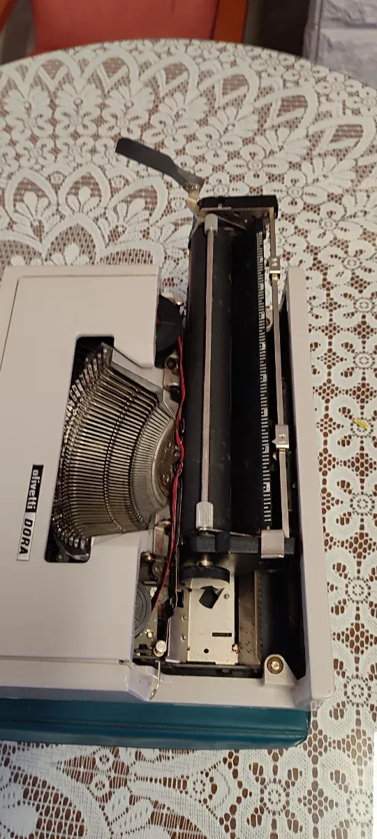 Máquina de escribir Olivetti Dora