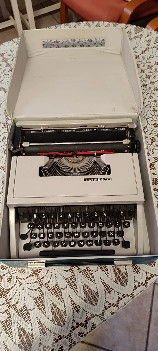Máquina de escribir Olivetti Dora
