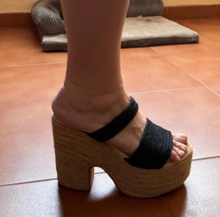 Zuecos de cuña con plataforma y tiras negras