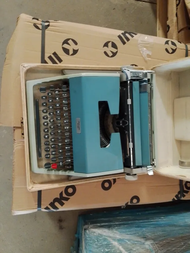 Máquina de escrever azul antiga