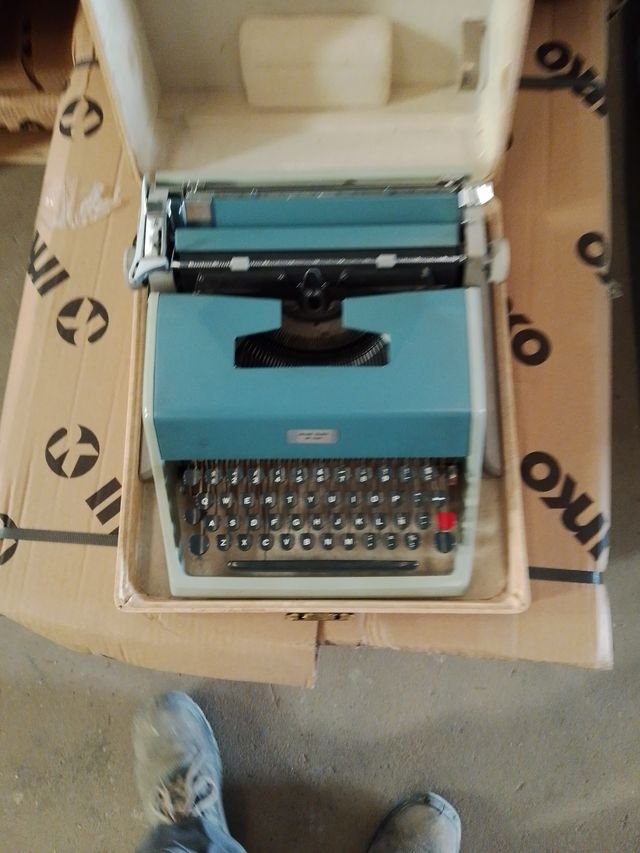 Máquina de escrever azul antiga