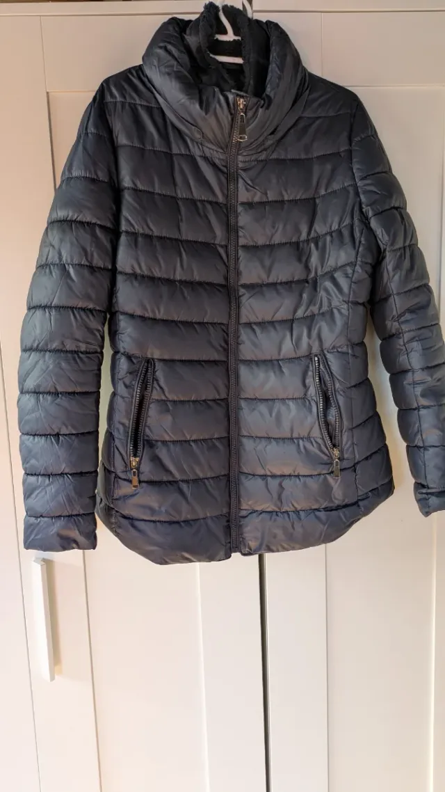 Cazadora acolchada forro pelo. Es una talla S/M