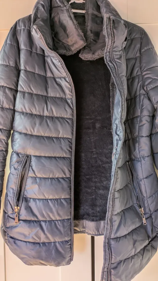 Cazadora acolchada forro pelo. Es una talla S/M