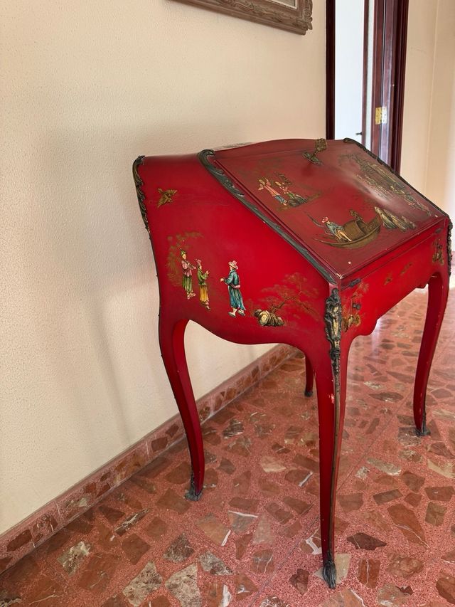Buró antiguo lacado rojo oriental