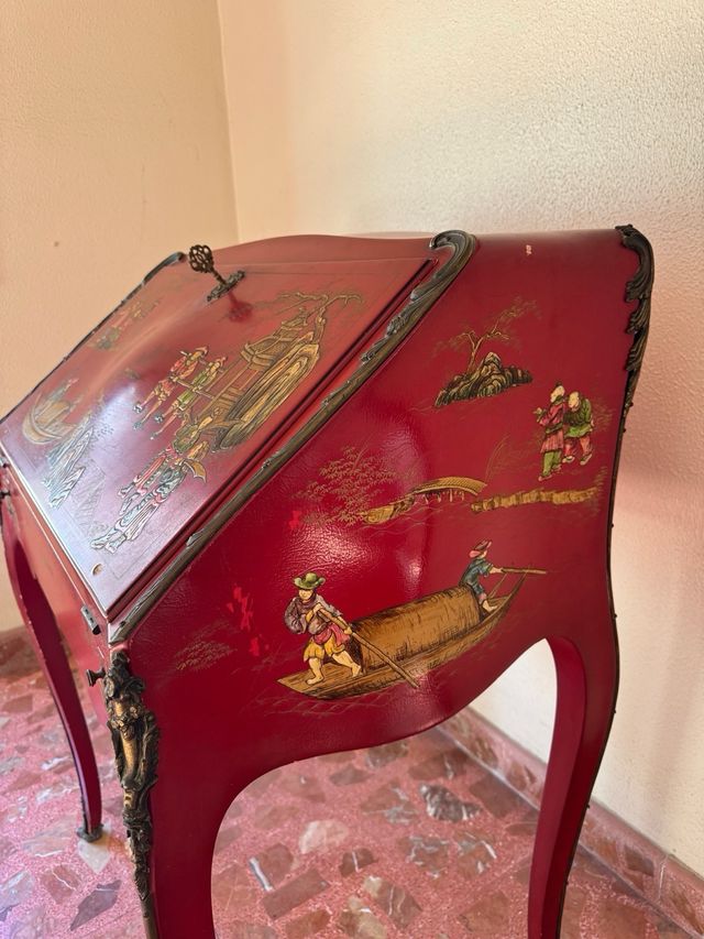 Buró antiguo lacado rojo oriental